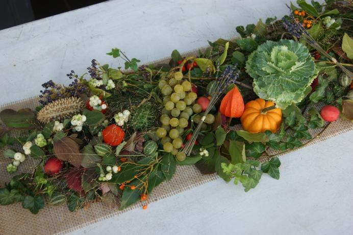 Chemin de table avec baies , fruits et légumes N° 68