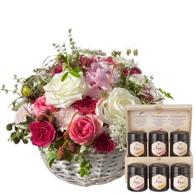 Une corbeille pleine de poésie avec des roses et coffret cadeau de miel N° 4