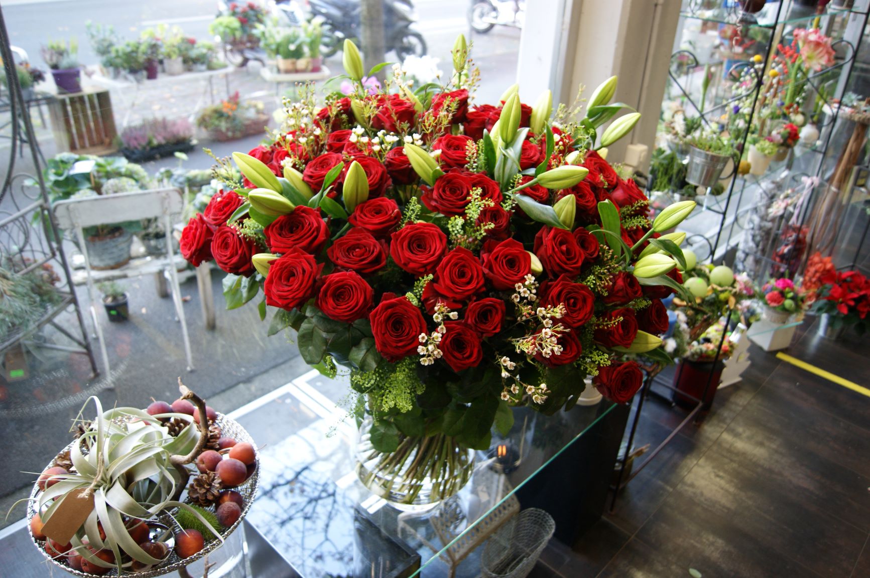 Bouquet de 100 Roses rouges, lys et fleur de cire N° 8